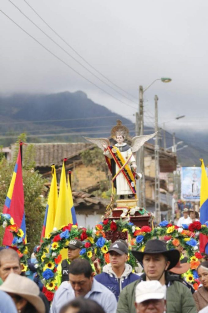 Desde la iglesia matriz de la parroquia, la imagen de San Vicente es transportada en hombros hacia la pampa de Cocheturo.
