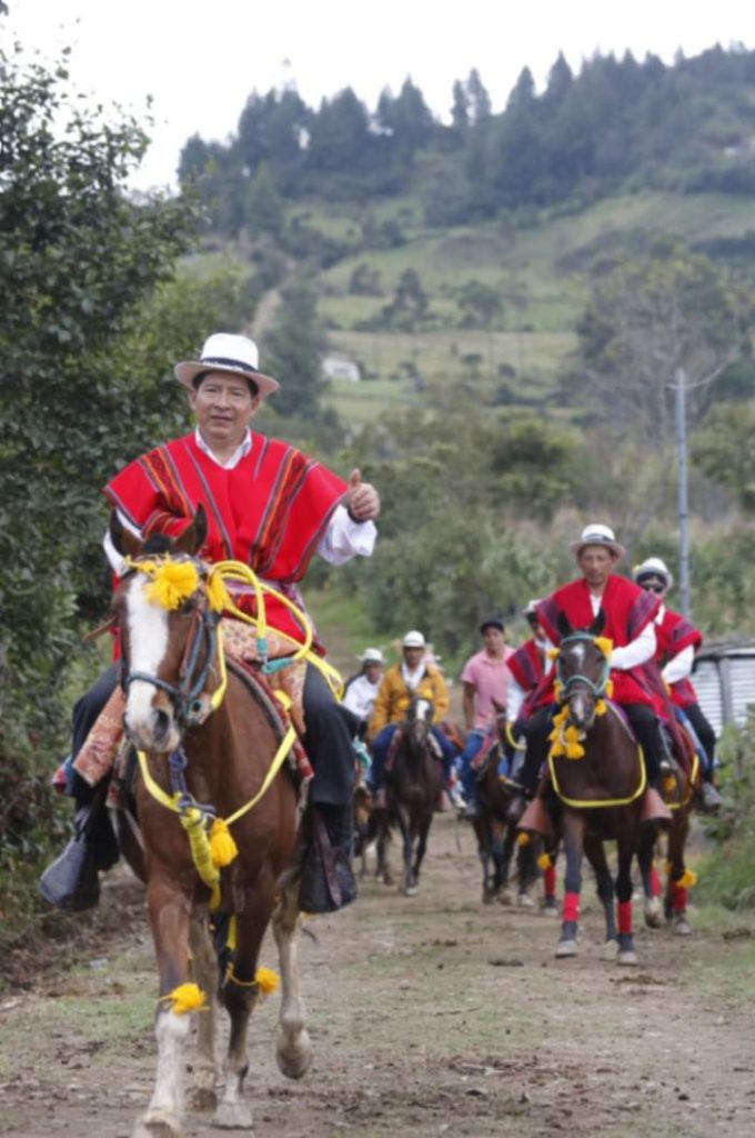 Los jinetes exhiben sus mejores galas en la fiesta central. 