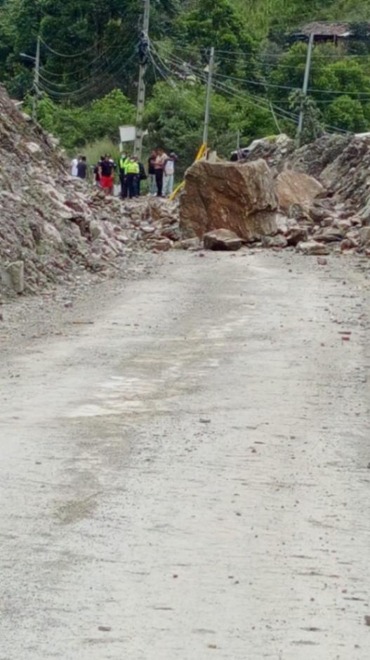 La caída de material obstaculiza la movilidad de los automotores.