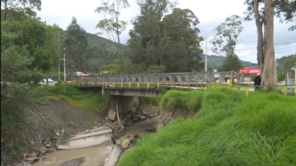 El puente al momento esta obstaculizado para el tránsito vehicular.