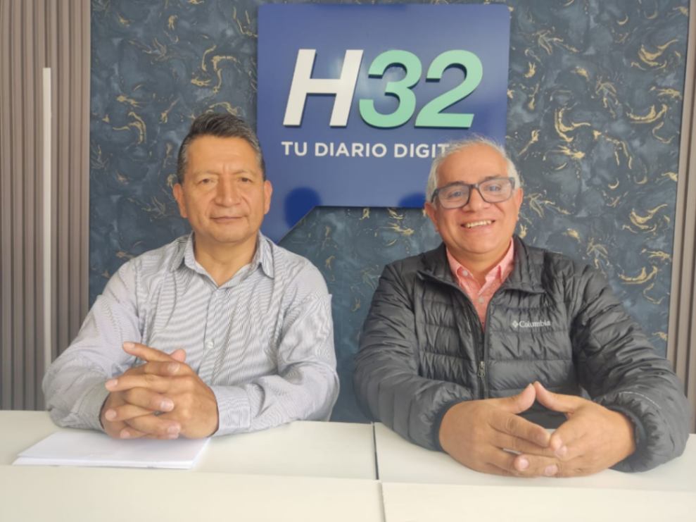 El director del Área, Luis Caraguay Caraguay, y Galo Rojas Paladines, integrante, dicen que los folletos serán un material de consulta permanente de los alumnos.