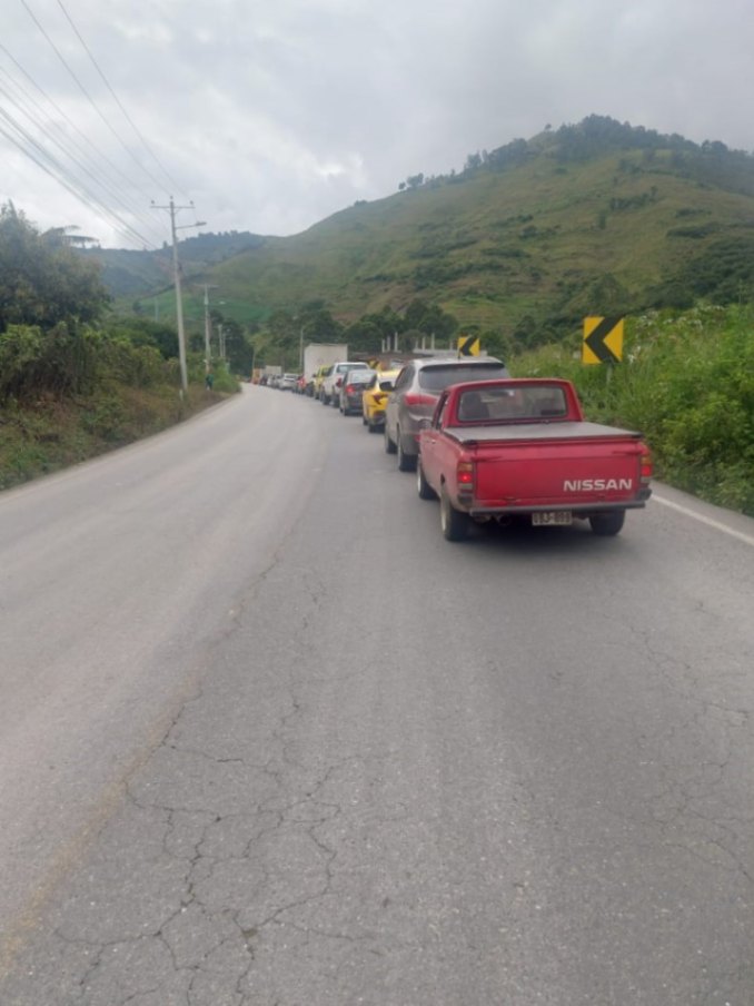 El fin de semana hubo largas filas de automotores en la vía.