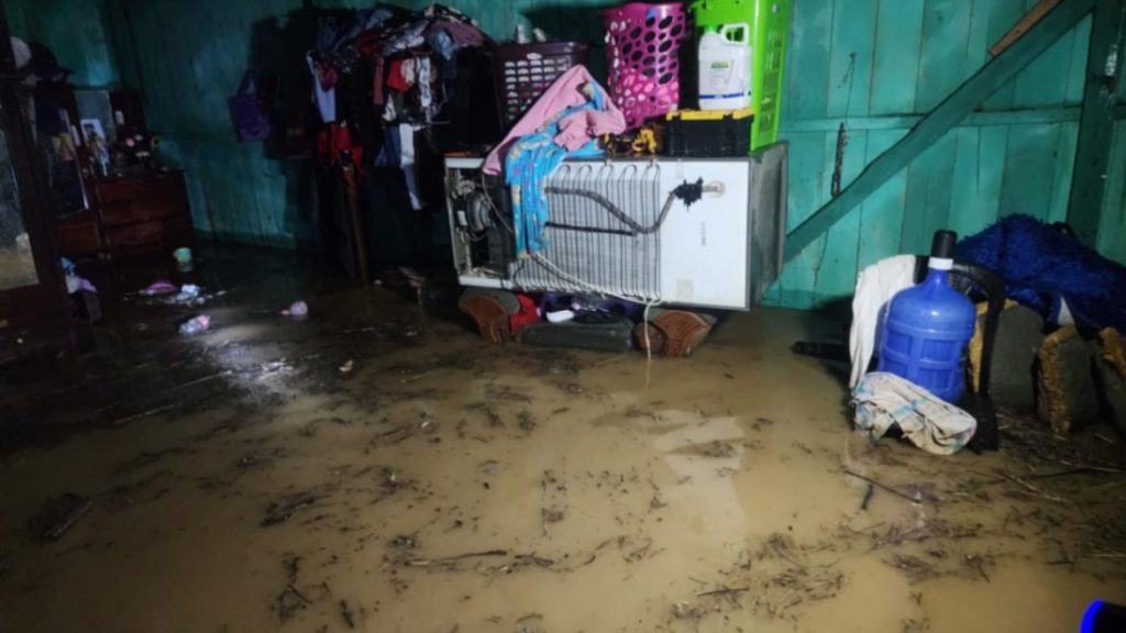 Los enseres de los habitantes del lugar fueron afectados por el agua.