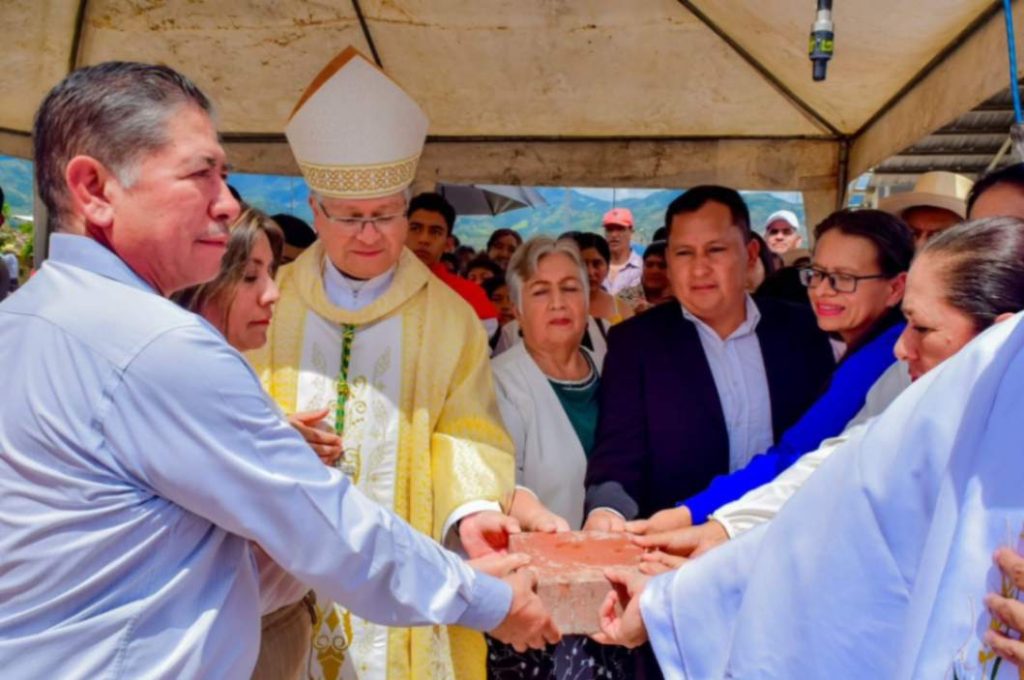 El último sábado, 17 de mayo de 2025, se procedió a colocar la primera piedra.