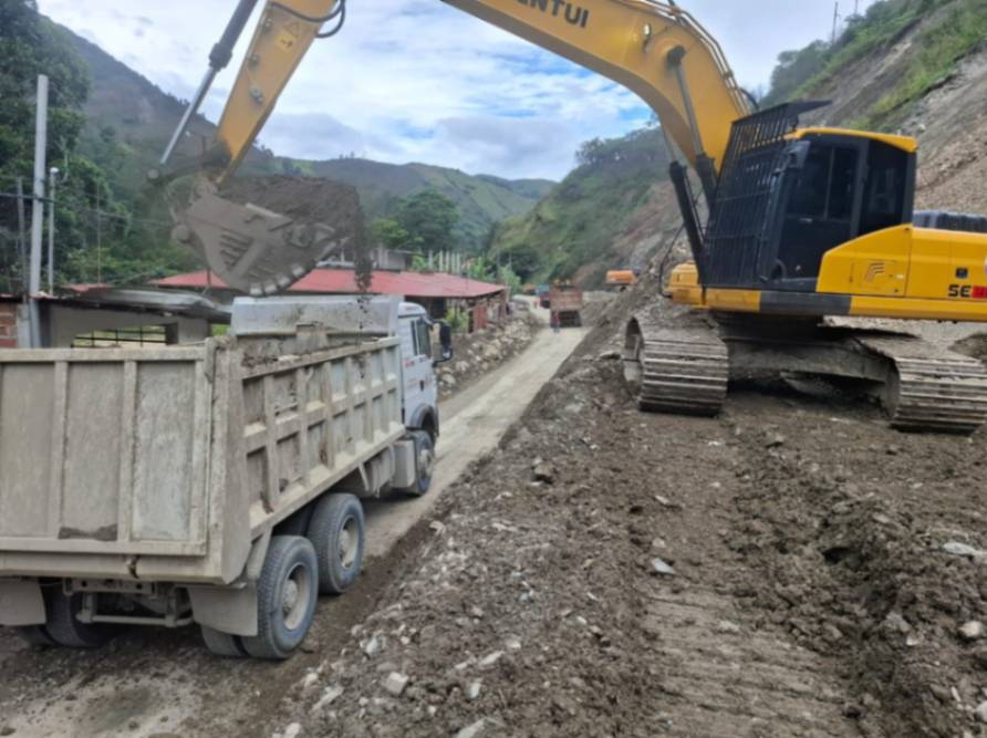 Maquinaria se encuentra en el sector realizando la limpieza.