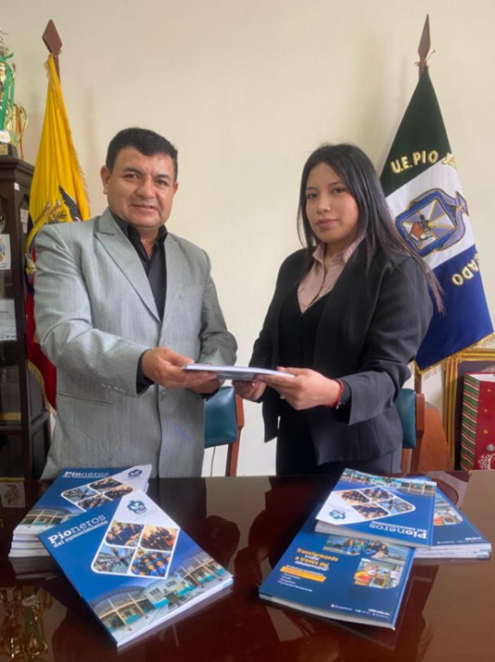 El rector del plantel, Willan Espinosa, y la coordinadora de la revista, Liliana Pullaguari, muestran el producto cultural que hoy ve la luz.