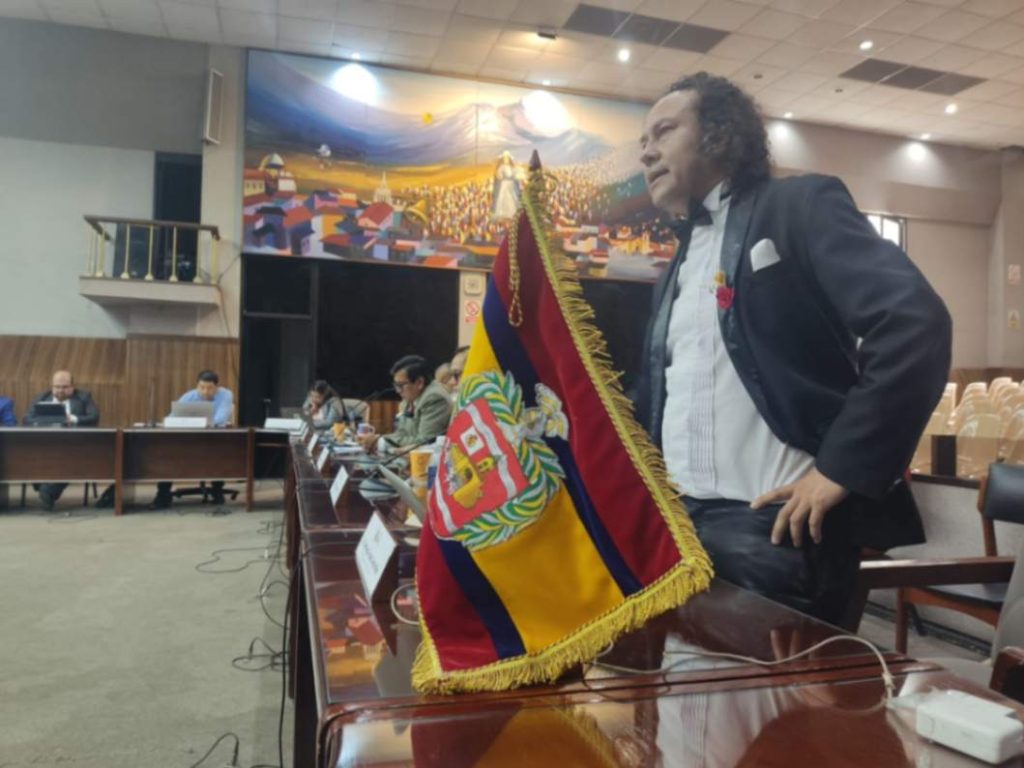 El proponente Santiago Erráez llevó una bandera de Loja al Salón del Cabildo. Su voto razonado lo emitió de pie.