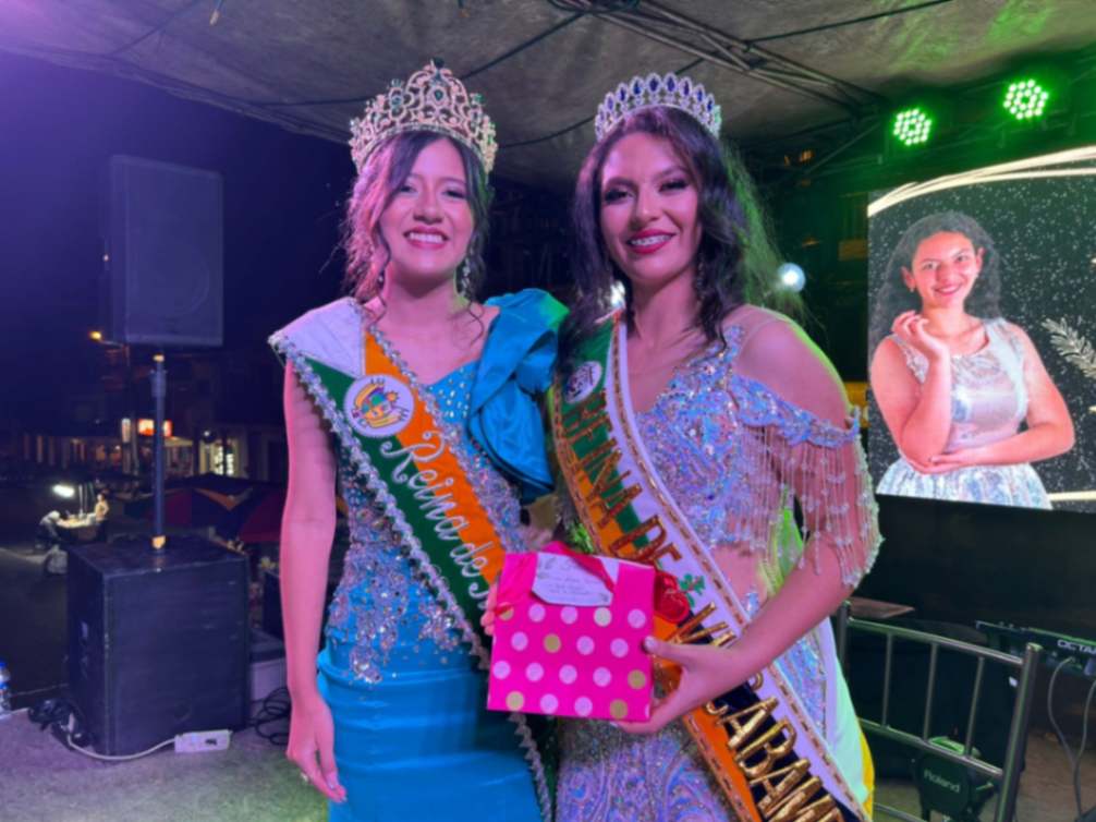 Amira Burneo García (derecha) es la nueva soberana de la parroquia.