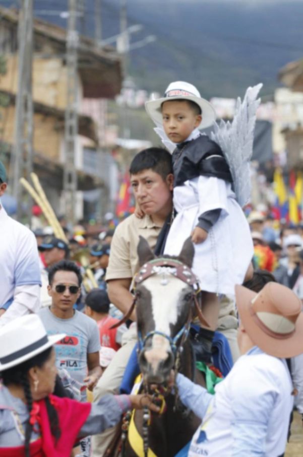 Los niños juegan un papel importante en esta tradición. Algunos de ellos son vestidos con trajes especiales, similares al santo. 