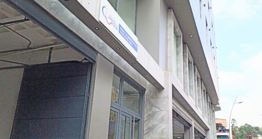 El juzgamiento del ciudadano se suspendió debido a la ausencia del procesado.