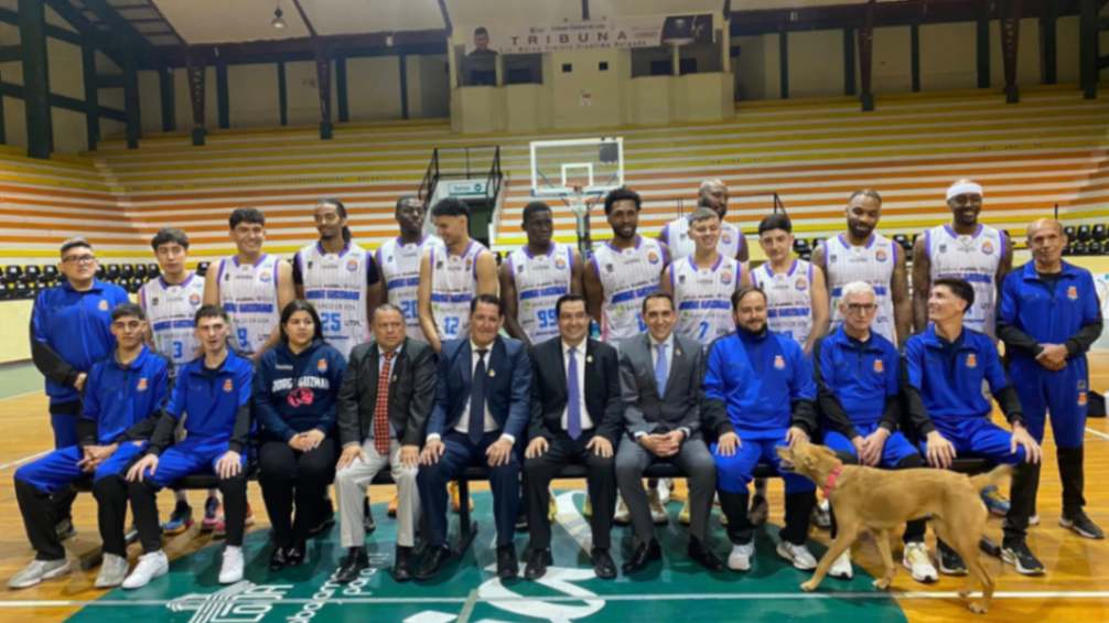 Se presentó a los jugadores e indumentaria del Club. (Foto Telmo Jaramillo).