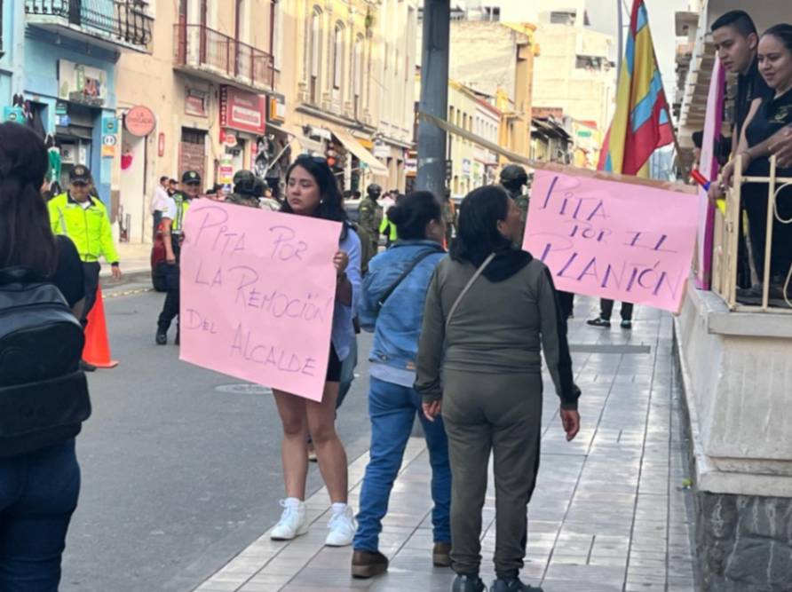 Los ciudadanos mostraron su descontento con carteles.