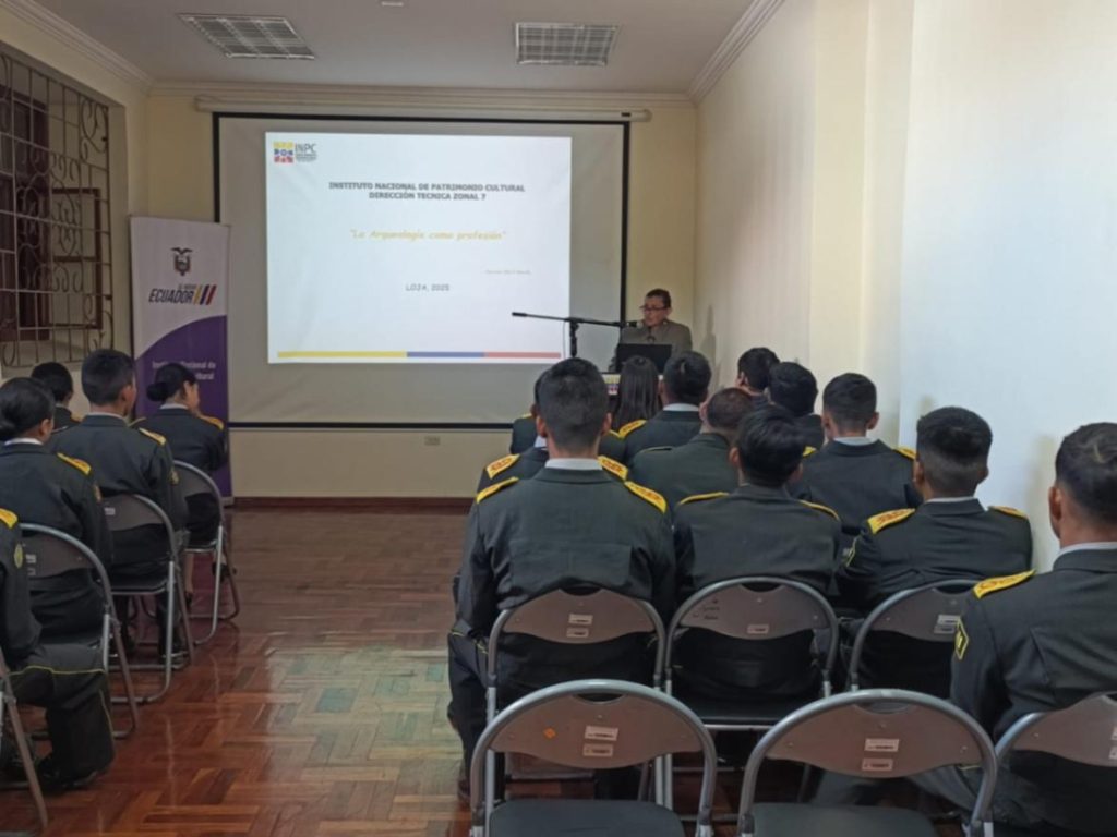 Estudiantes participan en una charla del INPC, este lunes 2 de junio.