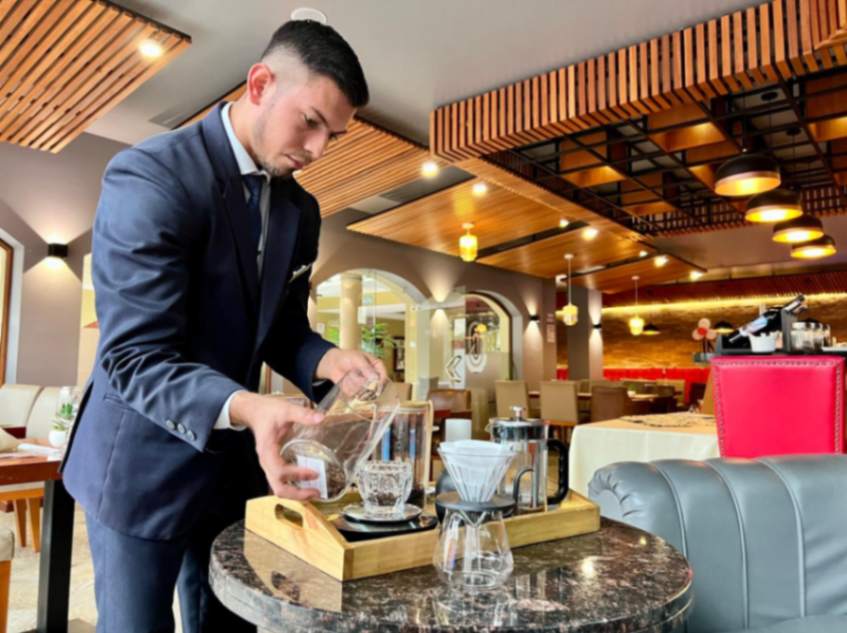 Jefferson Apolo, encargado del Departamento de Aire del hotel ofrece una atención personalizada.