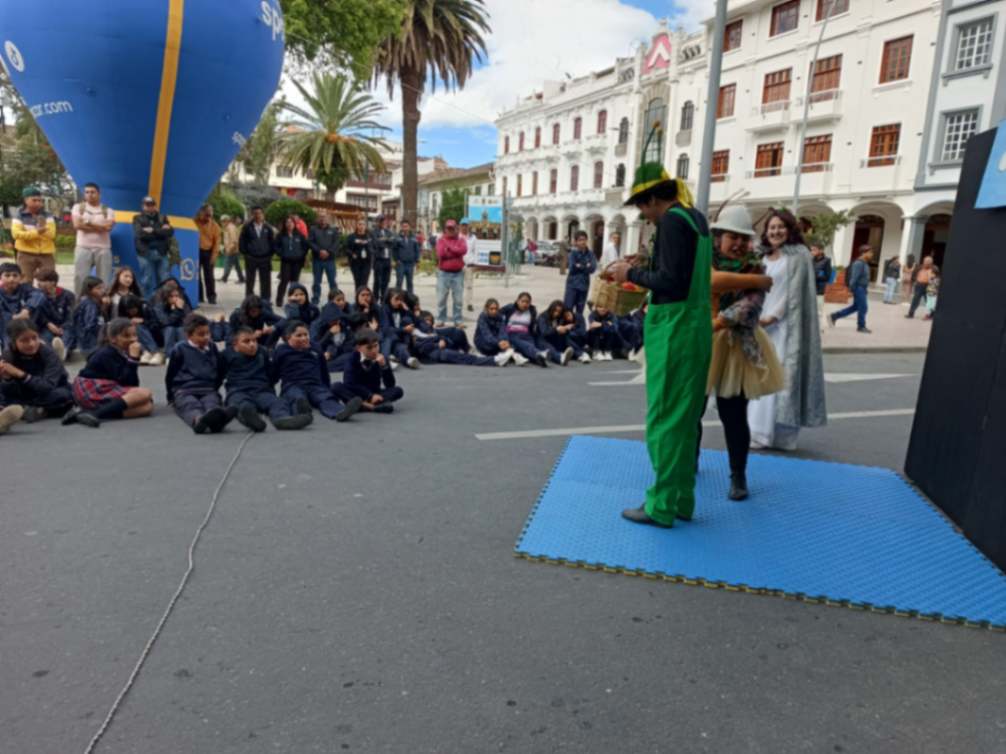 Niños participaron en actividades por el Día Mundial de la Bicicleta, en el parque central de Loja.