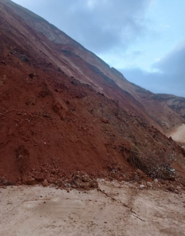 Son constantes los deslizamientos aún por esta arteria.