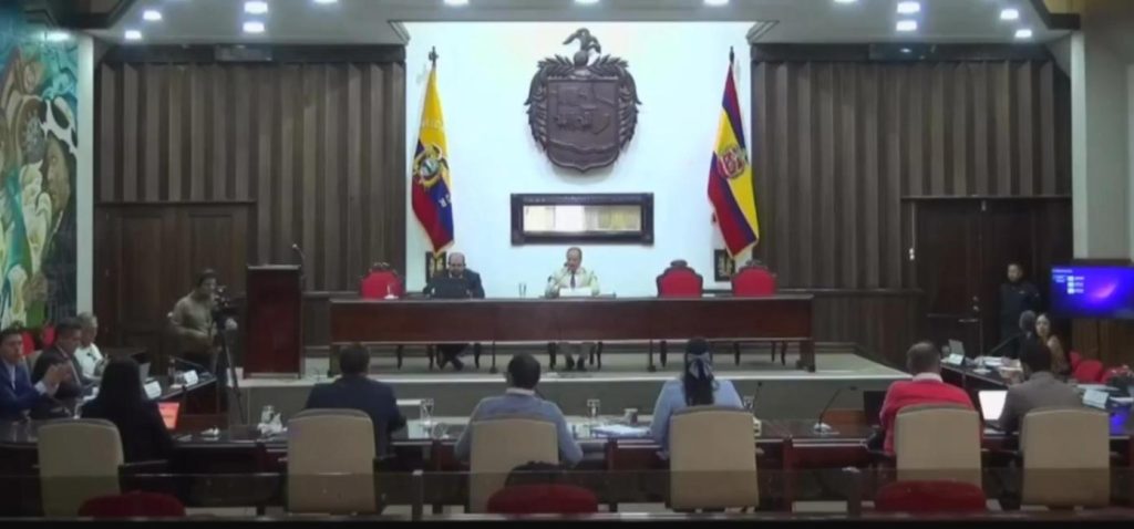 La sesión se cumplió en el Salón del Cabildo.