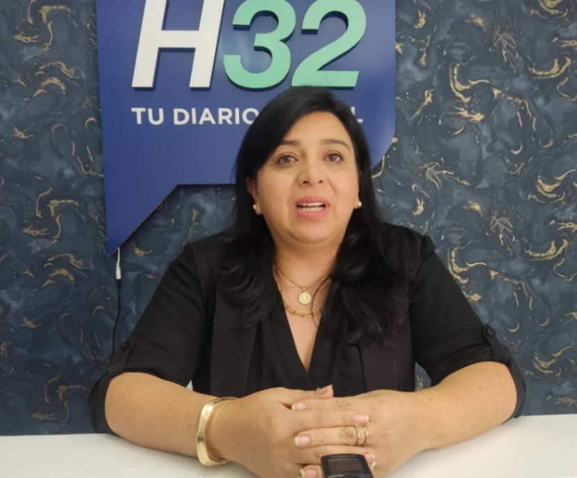 La edil expresa que el alcalde vende humo cuando dice que, a través de un proyecto presentado al Banco de Desarrollo, cambiará toda la tubería del agua potable. Afirma que ello nunca se concretará porque ya concluye su período.