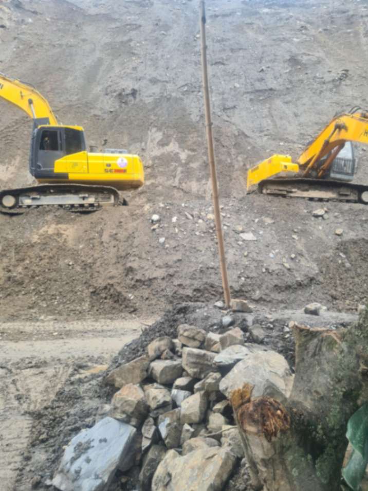 En horas de la mañana de ayer trabajaron en el sitio máquinas privadas.