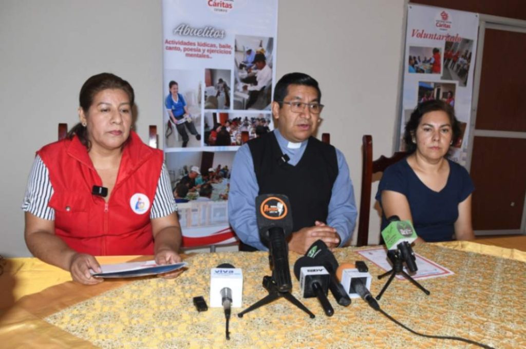 El padre Carlos Ortiz y las voluntarias de Cáritas Catamayo dieron detalles de la actividad de este viernes. (Fotografía cortesía Catamayo TV)