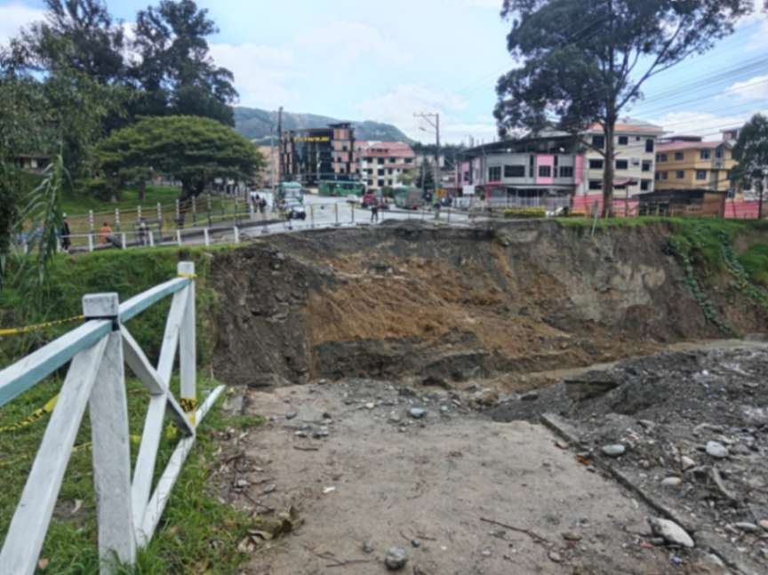 El viaducto sobre el río Malacatos está ubicado en la avenida Reinaldo Espinosa, contigua a la UNL.