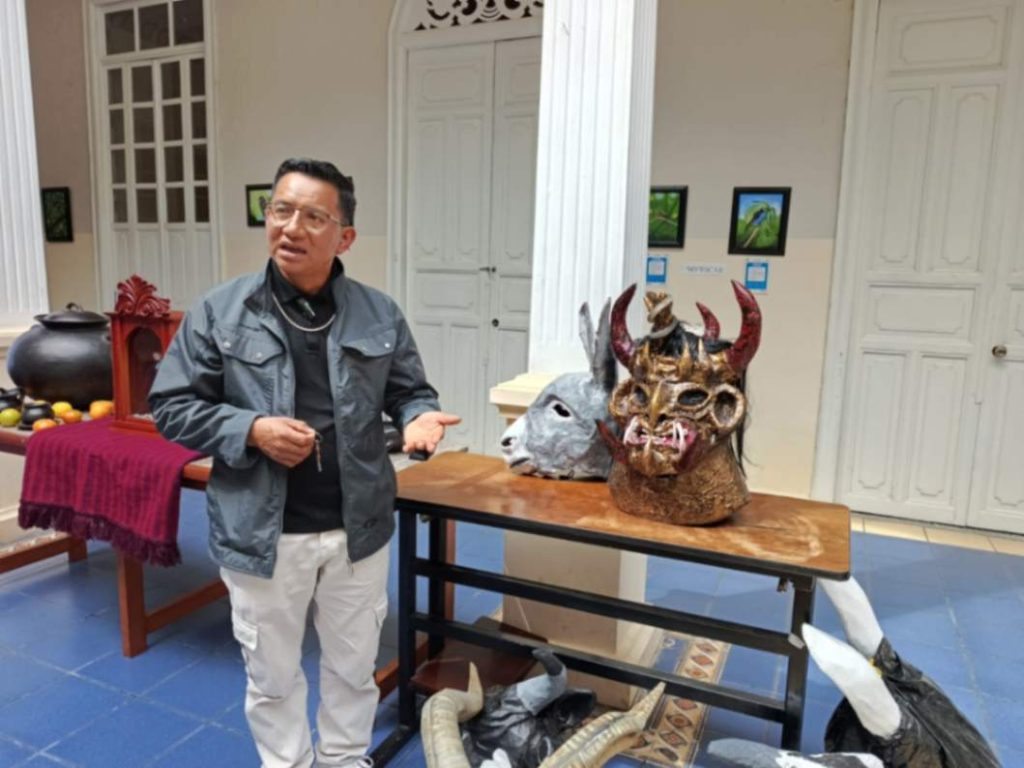 Celso Veliz, artista plástico, promueve el arte desde su comunidad.