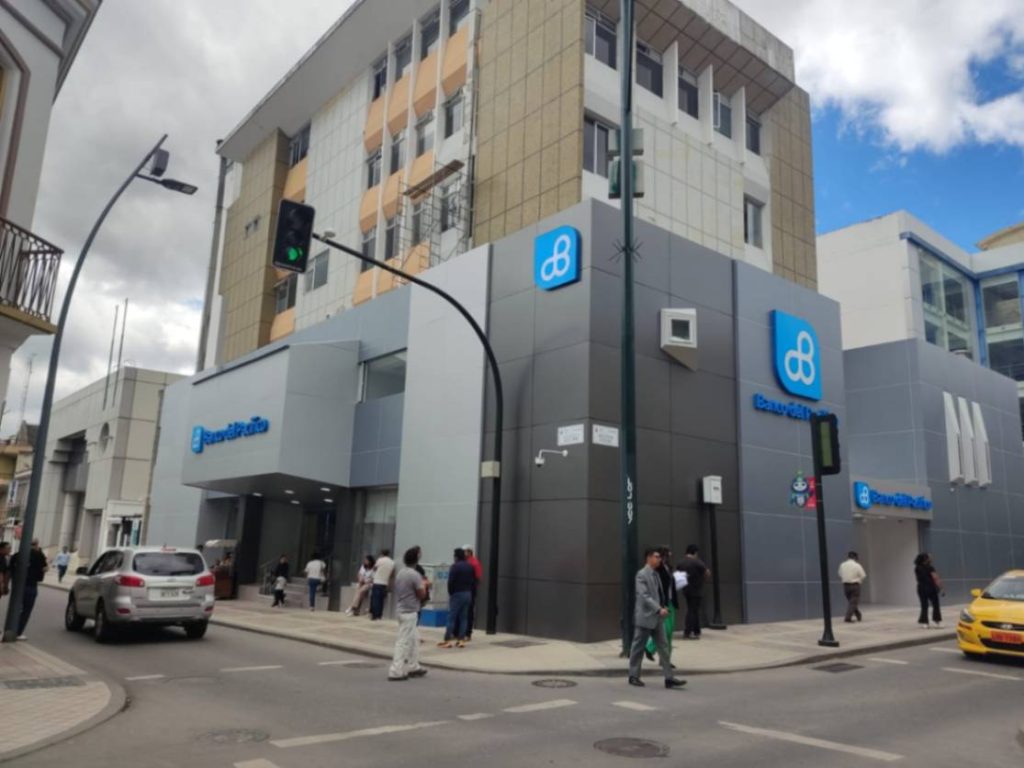 El edificio está ubicado en la calle Sucre y José Antonio Eguiguren, donde hasta antes de 2005 funcionó el Banco Central del Ecuador.