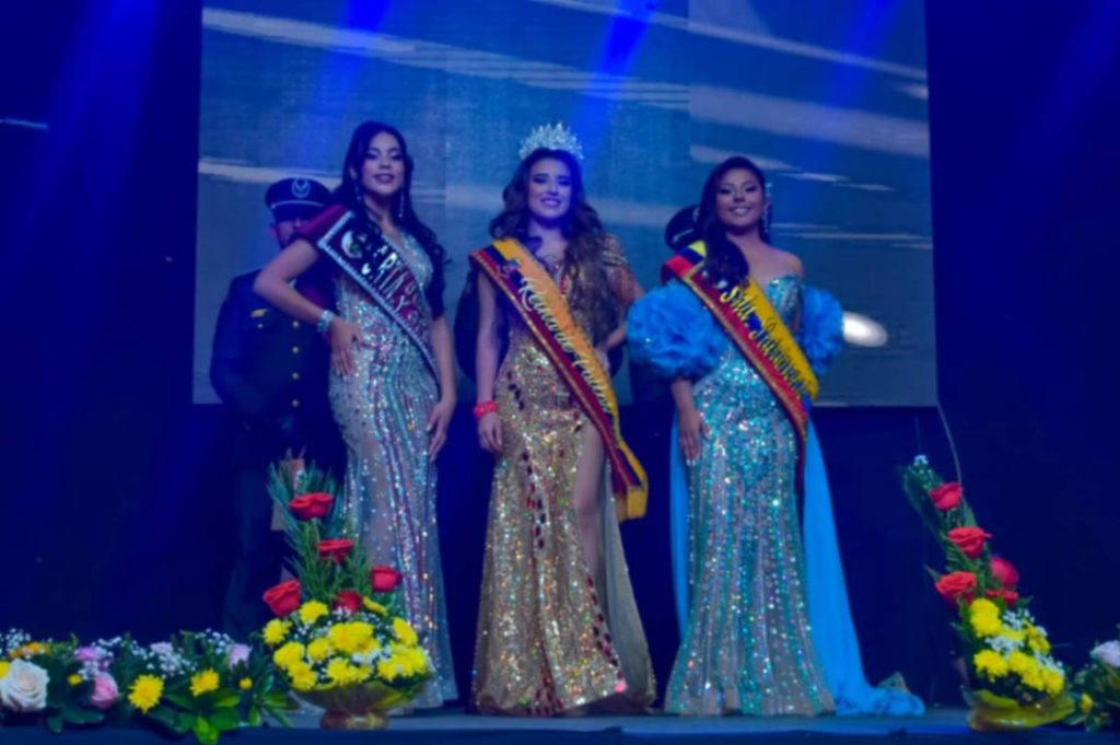Proclamación y coronación de las soberanas del cantón: Naomi Rosenia Celi Ávila, Bianca Alexandra Díaz Guamán y Daleris Fernanda Díaz Díaz.