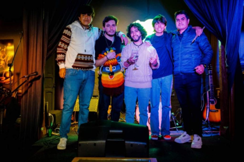 La canción es parte del primer álbum Baila la Pena.