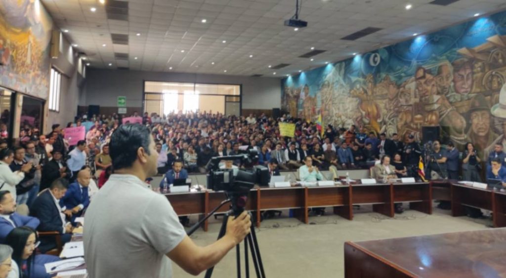 La sesión extraordinaria de Cabildo de ayer duró tres horas. El Salón estuvo colmado de asistentes.