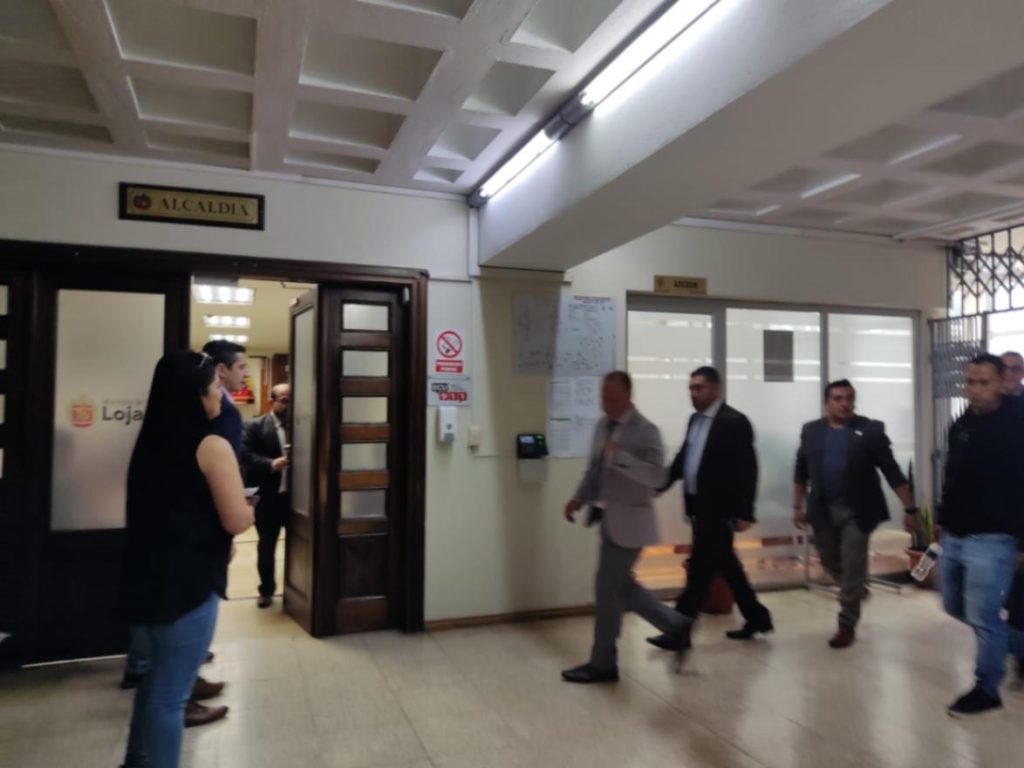 Cerca de las 14:30, luego de pronunciarse ante los medios de comunicación, el burgomaestre regresó a la alcaldía, seguido de sus directores y jefes departamentales.    