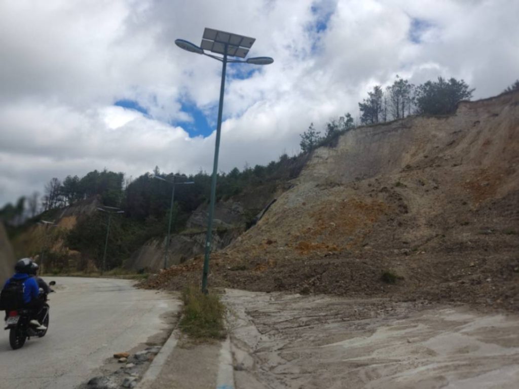 Hay varios tramos cuyos carriles se encuentran taponados por tierra, piedras y maleza.