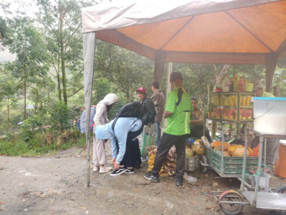 En el sitio se aprovecha para vender artículos a los usuarios de la vía.