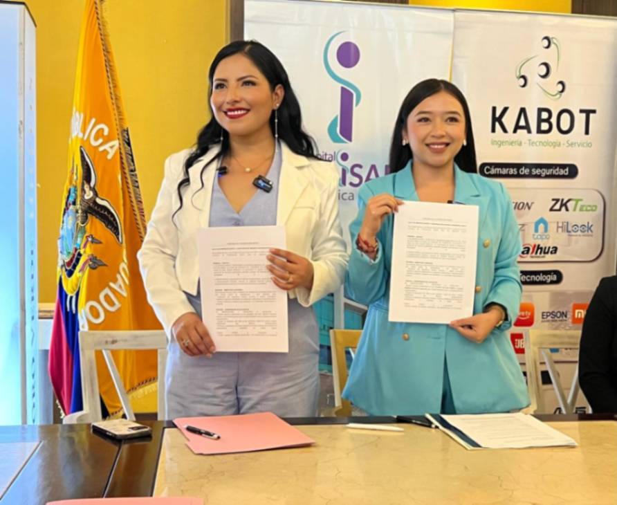 La firma se realizó en el Hotel Oro Verde, en Loja, uno de los aliados estratégicos de Mujeres Inquebrantables.