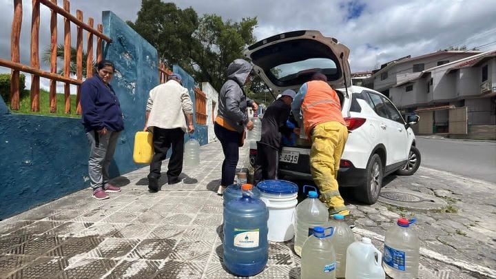 La ciudadanía se provee de agua por medio de diversas modalidades.
