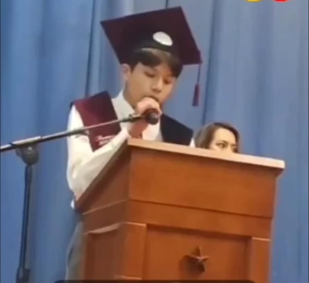 El estudiante durante su discurso. (Captura de video cortesía Diego Guiñansaca.