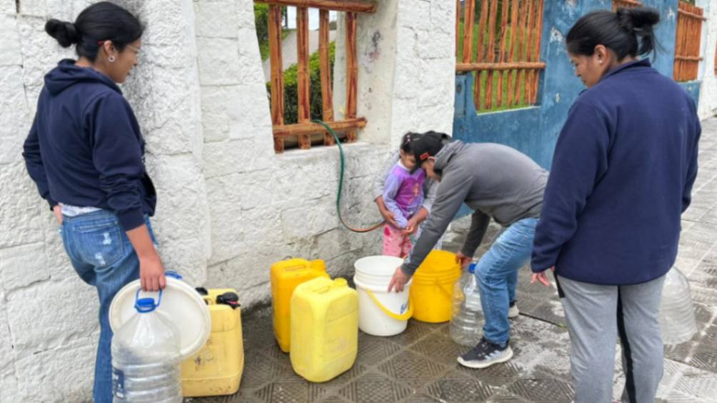 Se volvió común ver en la calle a la ciudadanía buscando un poco de agua.