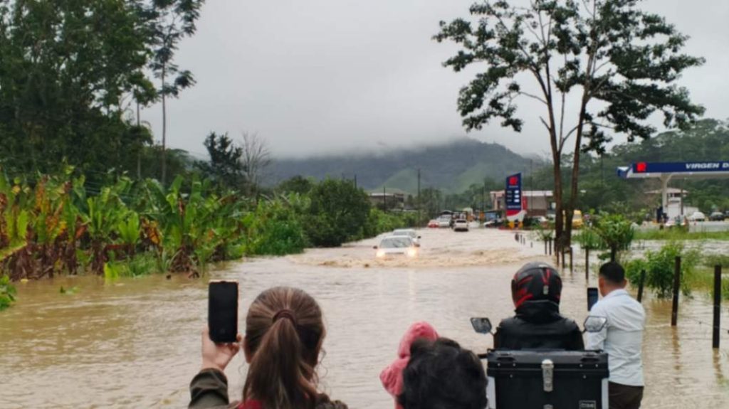 El desbordamiento del río Zamora inundó por completo la vía principal.