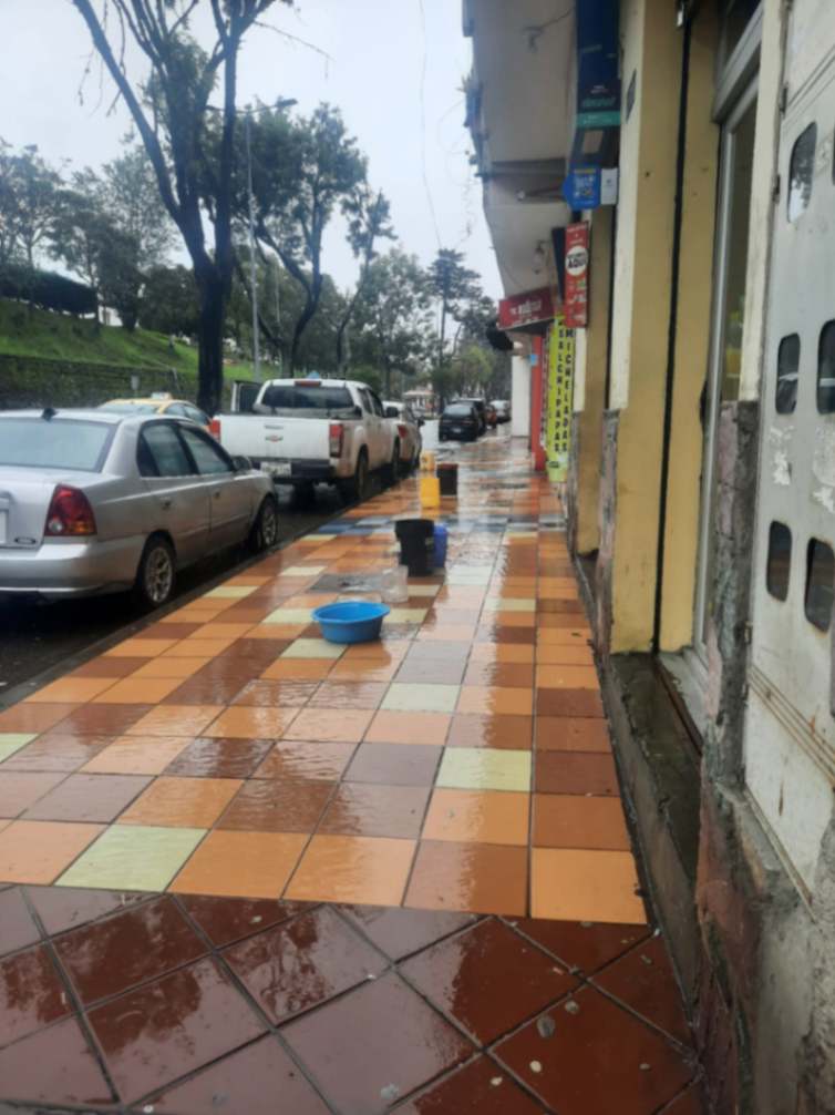En la calle Bolívar y Cariamanga, los habitantes colocaron recipientes en la acera para proveerse de agua.