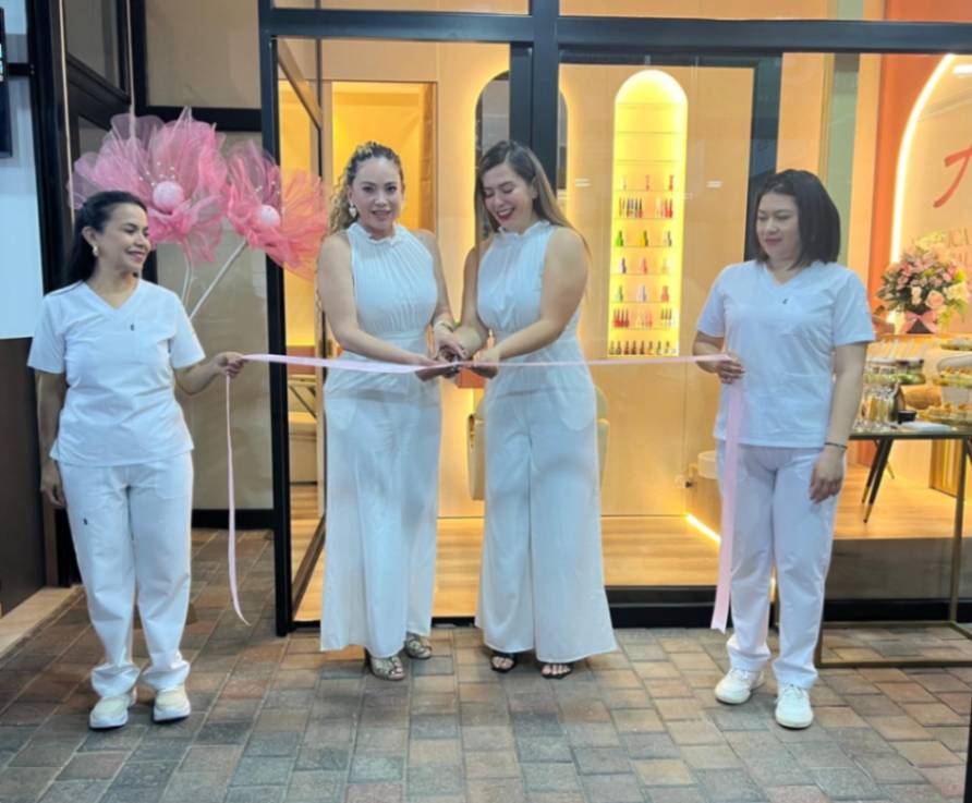 Angélica Arévalo y Geovanna Martínez durante el corte oficial de la cinta de inauguración.