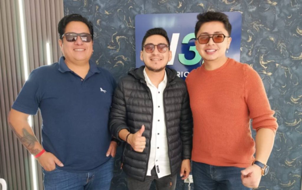 Cristhian Loachamín Reinoso, director del grupo Alkamary; Jorge Angamarca y Paúl Sarango, integrantes del Trío Ricordi.