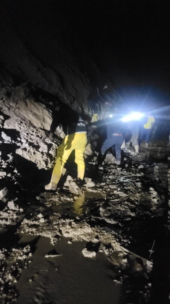 Los integrantes de las microempresas trabajaron, la noche del último lunes, para dar paso en el sector. (Fotografía cortesía Mery Isabel Montoya)