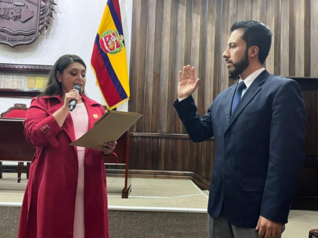La alcaldesa, Diana Guayanay Llanes, posesionó al nuevo vicealcalde, Pablo Aníbal Quiñónez Riofrío.