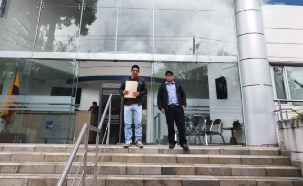 Hermes Tenesaca, secretario de Defensa Jurídica, y José Romero, de Finanzas, en las afueras de la CC, durante la diligencia.