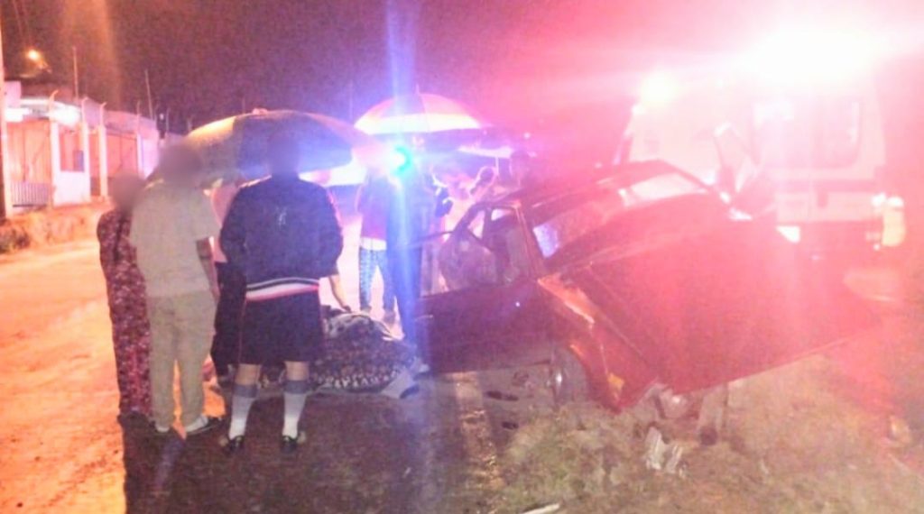 El vehículo se impactó contra la base de concreto de una de las luminarias del sector.