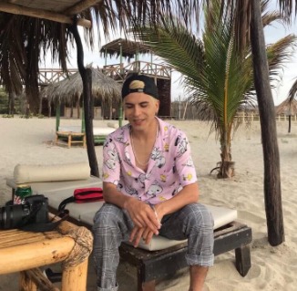 Junior Cruz Divoz, destacado cantante y compositor peruano.