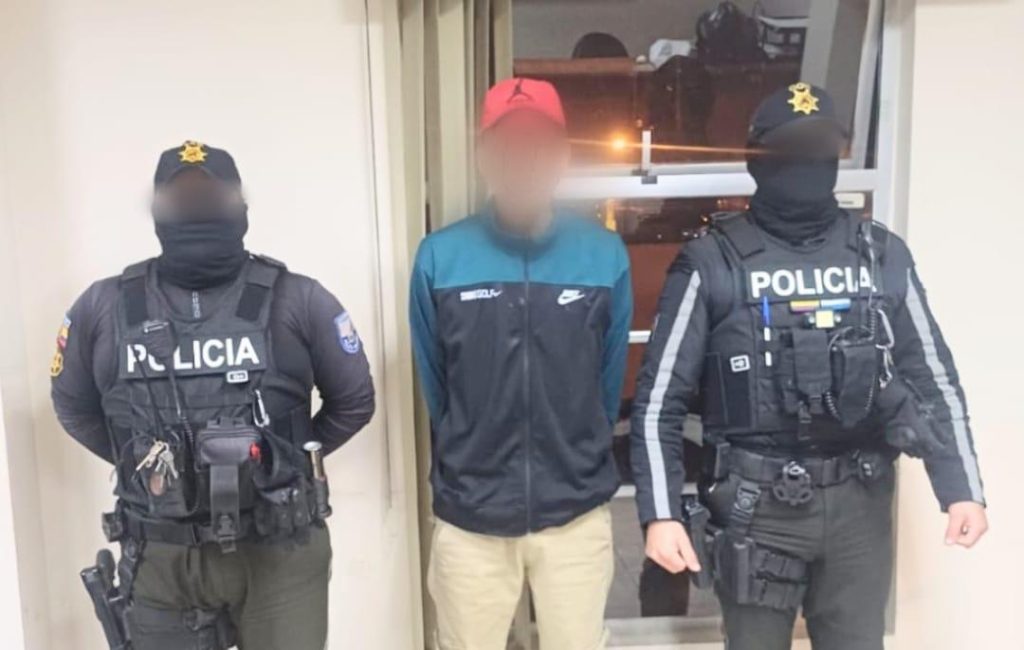 Él no pudo justificar la propiedad de los tres teléfonos fulares que los policías motorizados encontraron en su poder.Él no pudo justificar la propiedad de los tres teléfonos fulares que los policías motorizados encontraron en su poder.