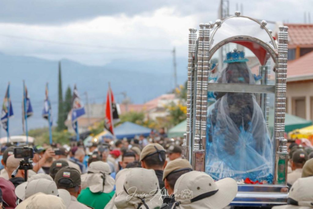 La Virgen del Cisne caminará alrededor de 36 kilómetros, hasta llegar a Loja. (Foto: Javier Aguilar)