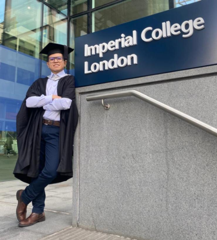Roberto Xavier Jiménez Jimbo graduado de Imperial College London.