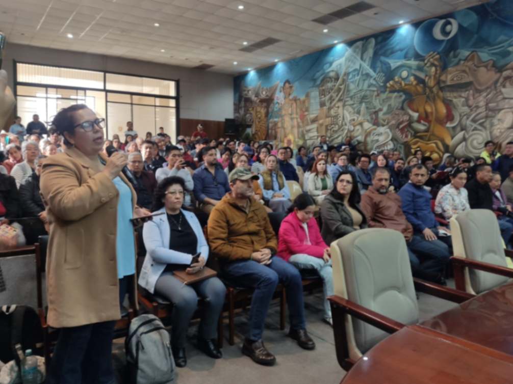 El reclamo hizo que se abrieran las puertas del Salón del Cabildo.